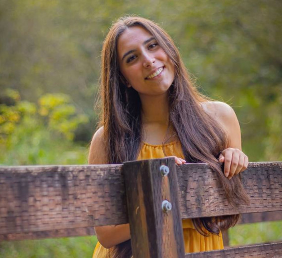 한 여성이 난간에 기대고 있다