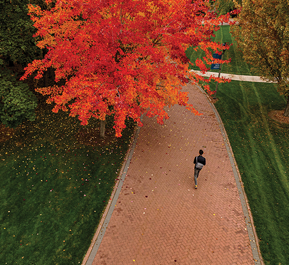 무대 옆 의자에 앉아 있는 여성